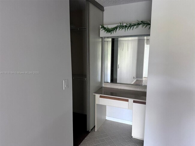 Building Photo - 2526 Carambola Cir N