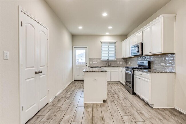 Building Photo - 1413 Cliffbrake Wy