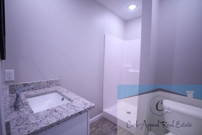 Building Photo - Move in special $800!! Beautiful 2 bed 2 bath duplex, includes washer and dryer - new construction!!