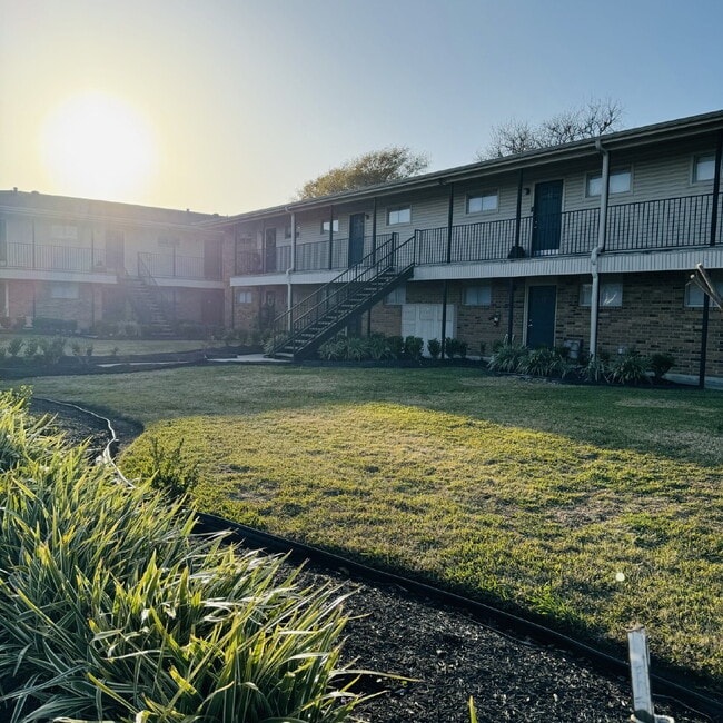 Building Photo - Spacious 2-Bedroom | 1 Bathroom Apartment at The Legacy in Nederland, TX!