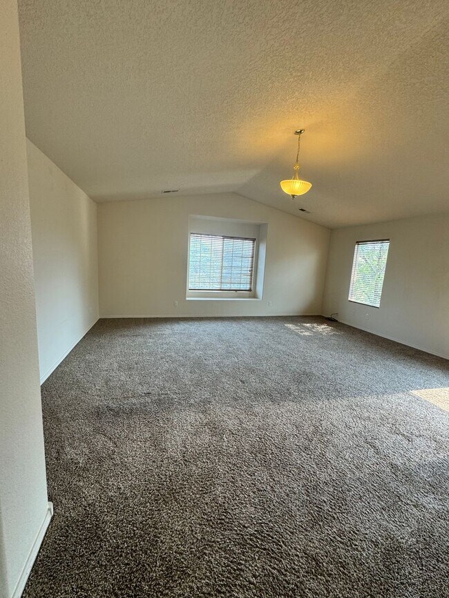 Building Photo - 4 bed 2.5 bath home in Huning Ranch