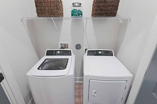 Building Photo - Stylish 2 Bed with Top Amenities!