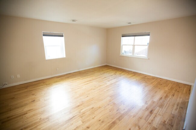 Living room, great for work from home - 4029 Wyandot St