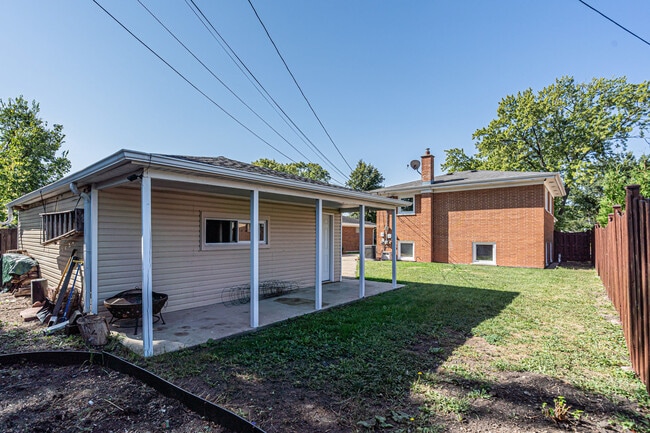 Building Photo - 1665 S Elm St