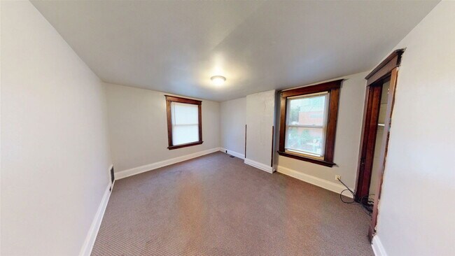 Building Photo - 2424 W Clifton Ave