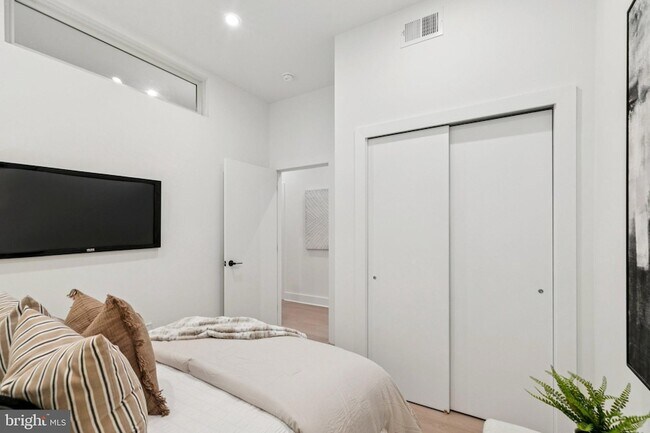 Building Photo - 30 W Allens Ln