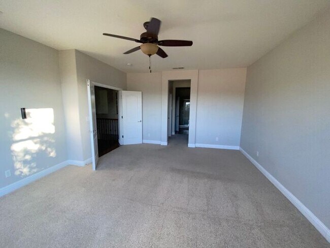 Building Photo - Top of the Hill - Gorgeous 5 Bedroom 3 Bat...