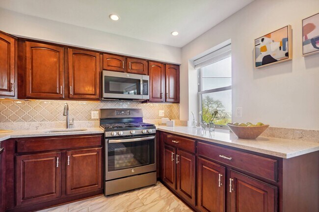 Building Photo - Lovely 3 BR/2 BA Condo in Barry Farm!