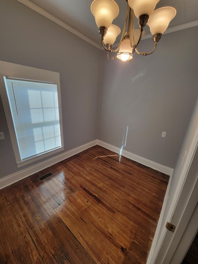 Building Photo - 2 Bedroom/1Bath Home Located  in Burlingto...