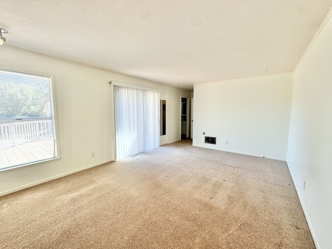 Building Photo - Quiet 3/2 with bonus room in El Dorado Hil...