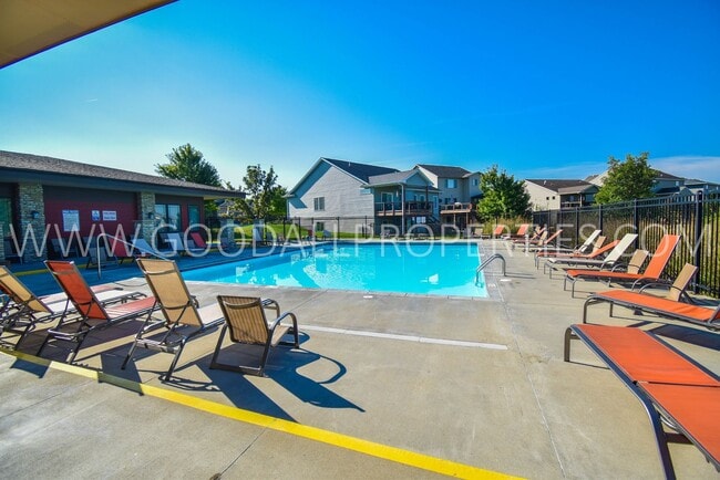 Building Photo - 4 Bedroom Detached Townhome in Waukee with Finished Basement