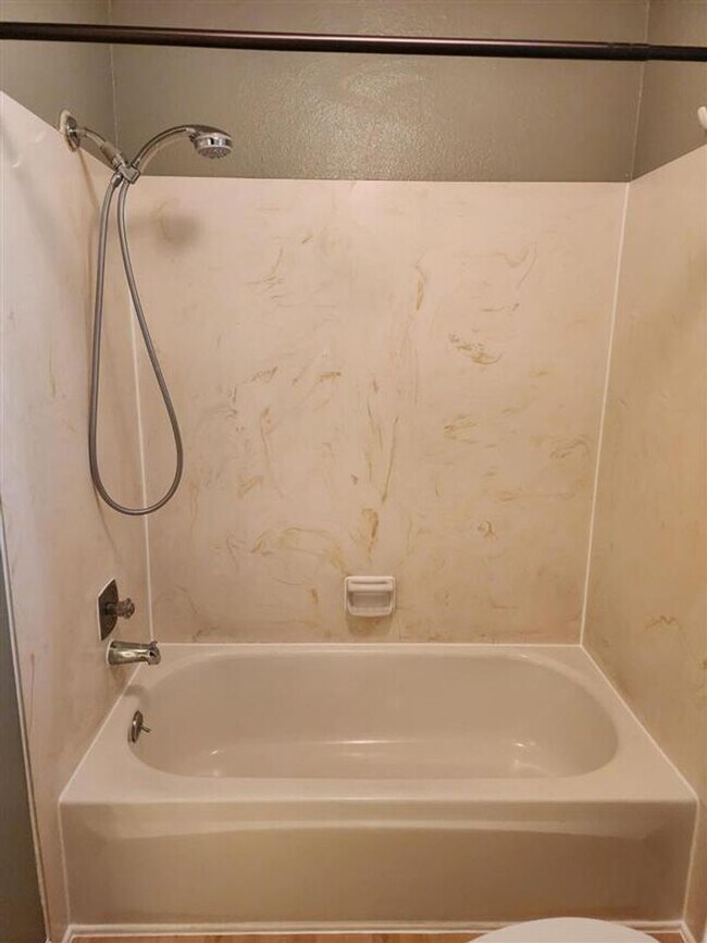 Building Photo - **PENDING APPLICATION**Beautiful 3 Bed 1.5...