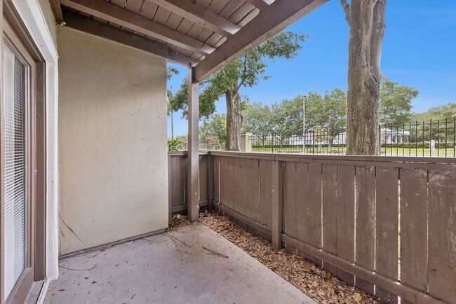 Building Photo - Newly Renovated Ground Floor Condo in Gated Altamonte Springs Community!