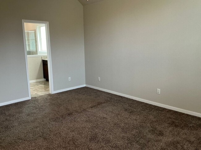 Building Photo - AVAILABLE NOW! 4-Bed 3-bath in Creek Meadows