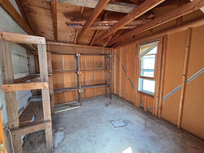Building Photo - 4 Bedroom remodeled House Cedar Falls