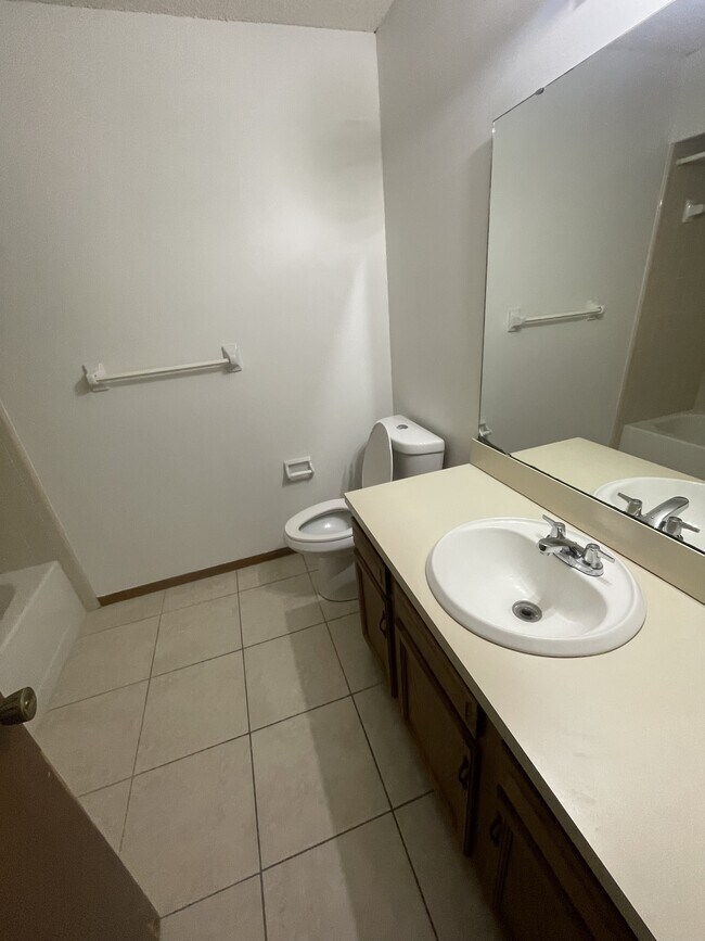 Building Photo - 11719 Fort Caroline Lakes Dr N