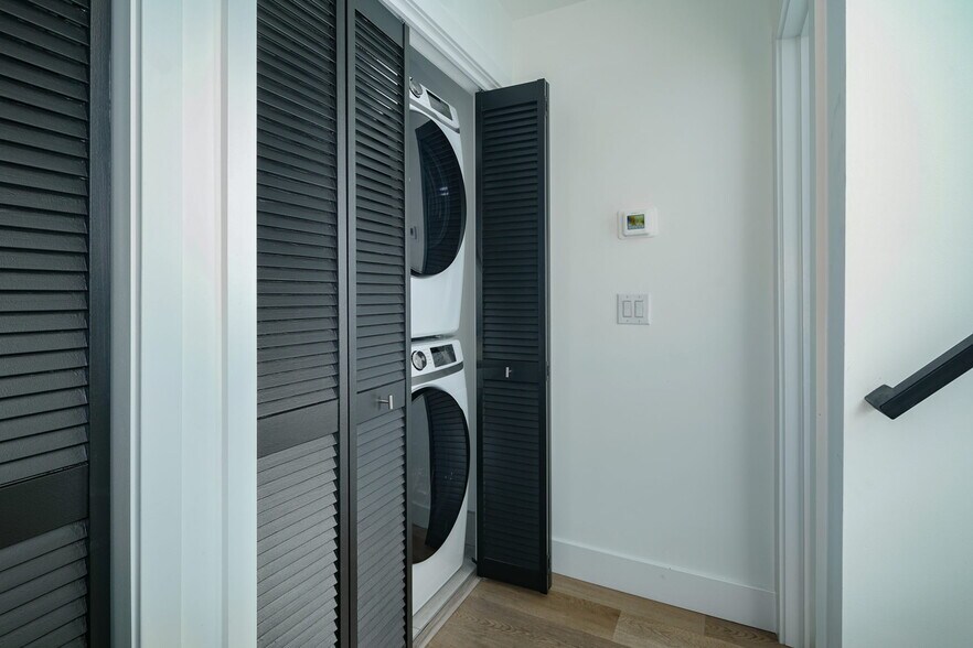 Building Photo - 930 N 2nd St