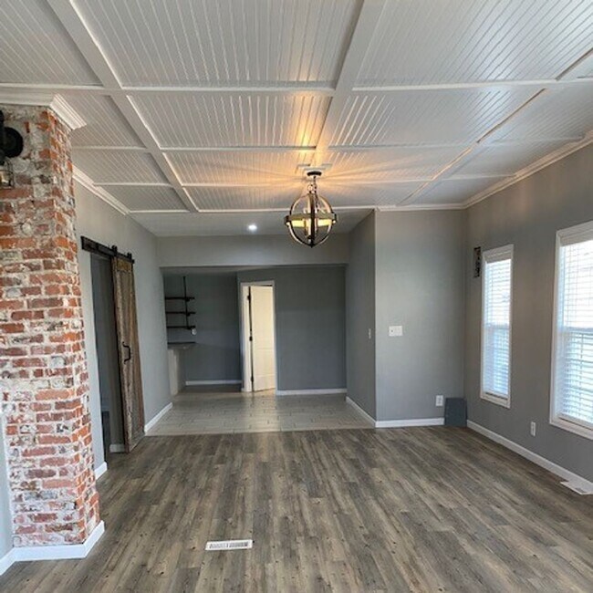 Building Photo - Amazing, Recently Renovated2 Bed 1 Bath Ho...
