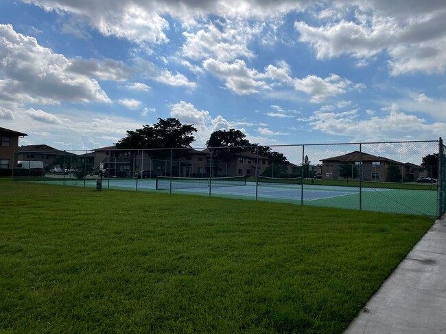 Building Photo - 2 Bedroom Condo in Winding Lake - Sunrise ...