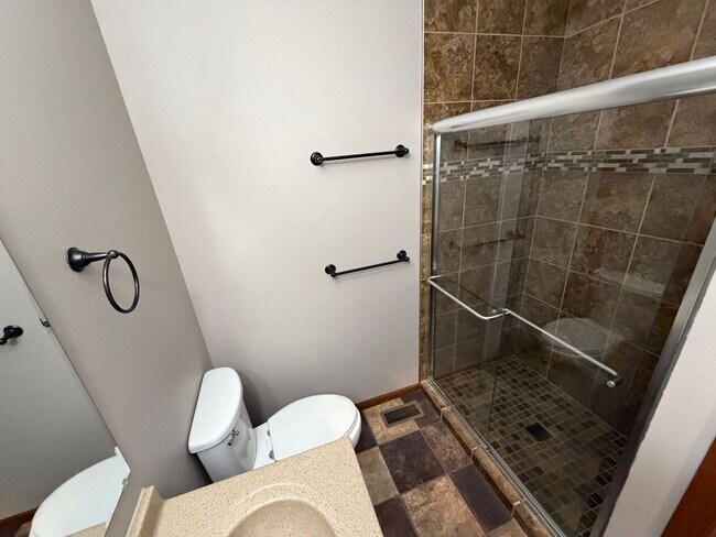 Building Photo - Feels like a New Home!