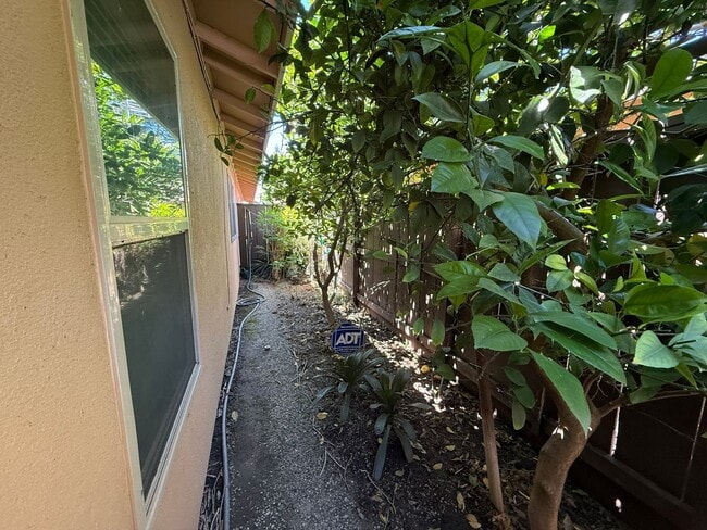 Building Photo - Single story 3 bedroom with attached Garage!