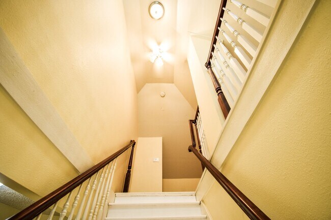 Building Photo - Spacious 4BD/2BA Two-Story Home w/ Fenced Yard & Huge Basement! Pets OK!