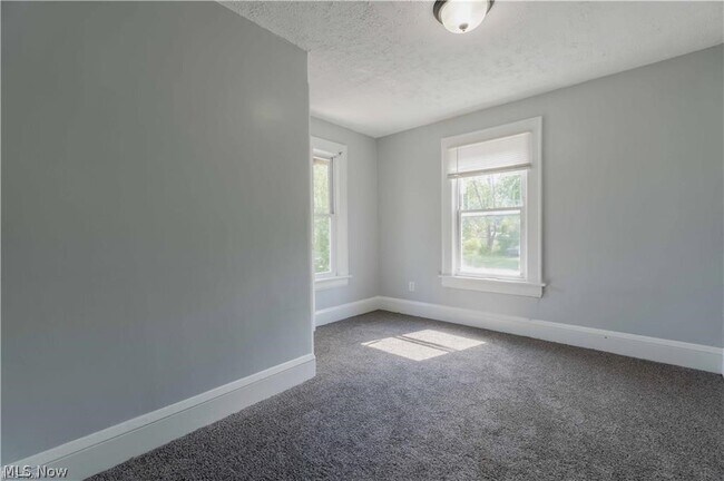 Building Photo - 897 Peckham St