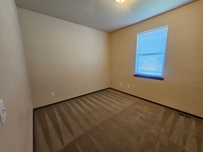 Building Photo - Spacious Home!