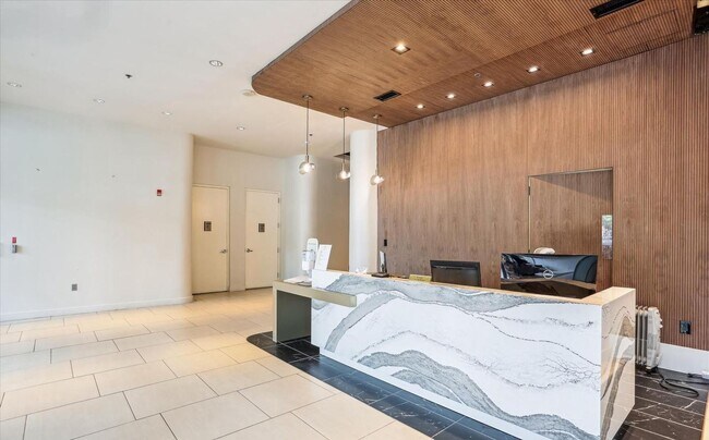 Building Photo - Luxury 1 bedroom 1 bath condo with great amenities