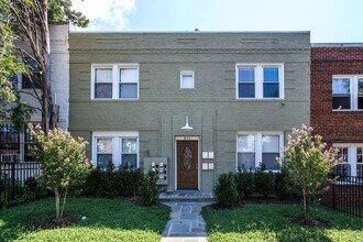 Building Photo - 851 19th St NE