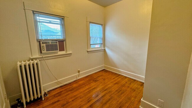 Building Photo - 709-711 Hawthorne NE