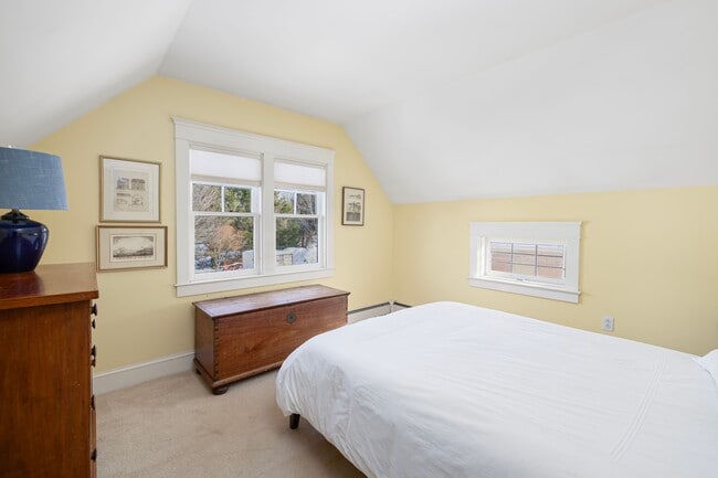 Building Photo - 68 Sachuest Way