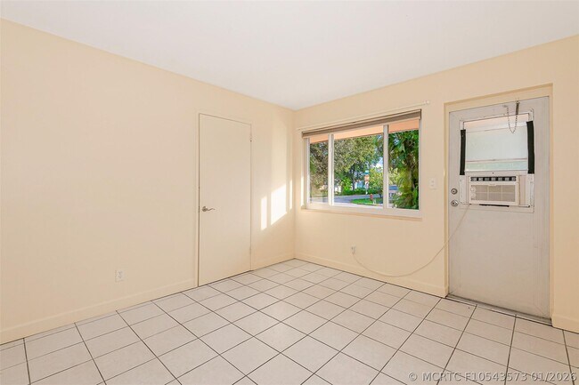 Building Photo - 2581 NE 11th Ct