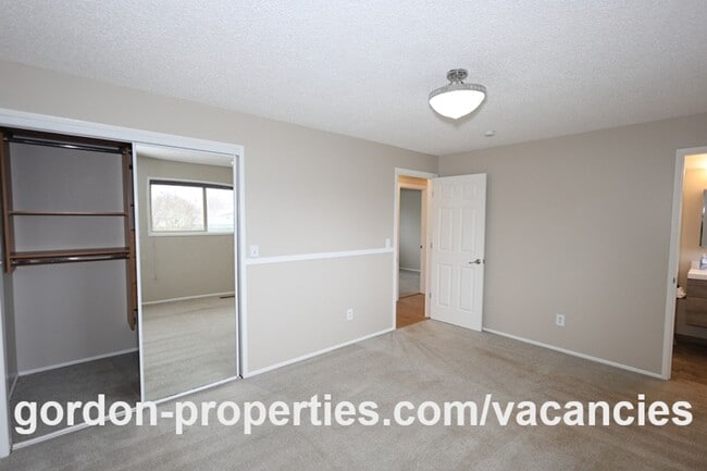 Building Photo - NE 22nd Ct - Gresham 4 bedroom split level home