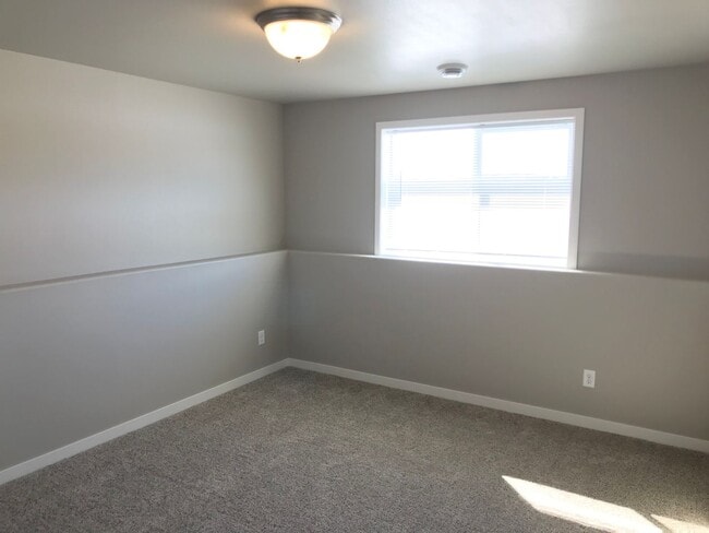 Building Photo - 4 Bed 3 Bath Single Family Home