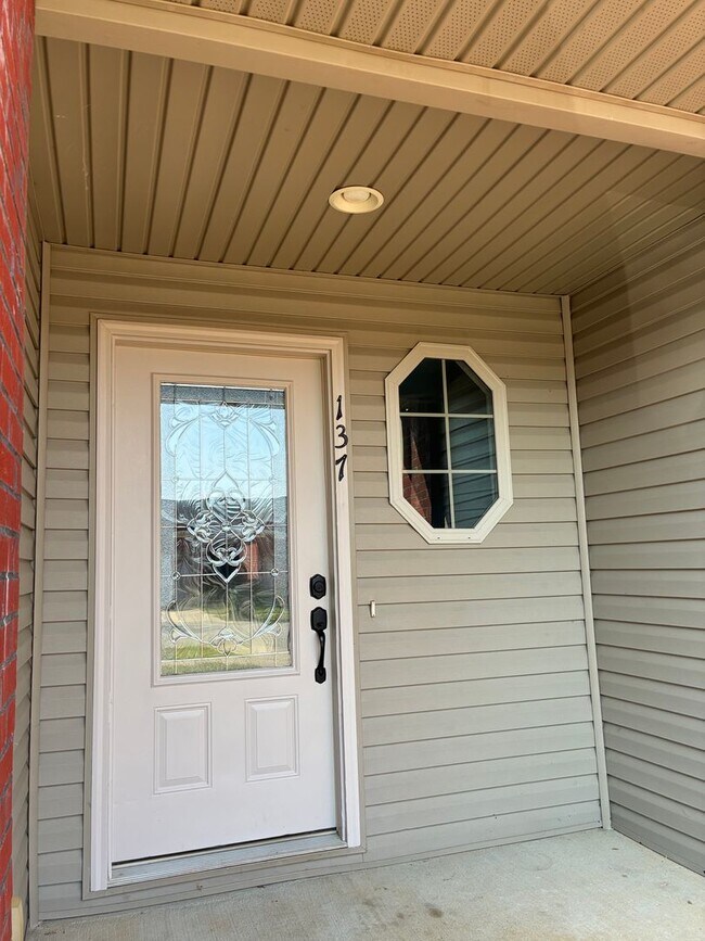 Building Photo - 137 Twin Lakes Dr