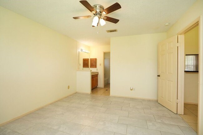 Building Photo - 8215 Summer Quail Dr