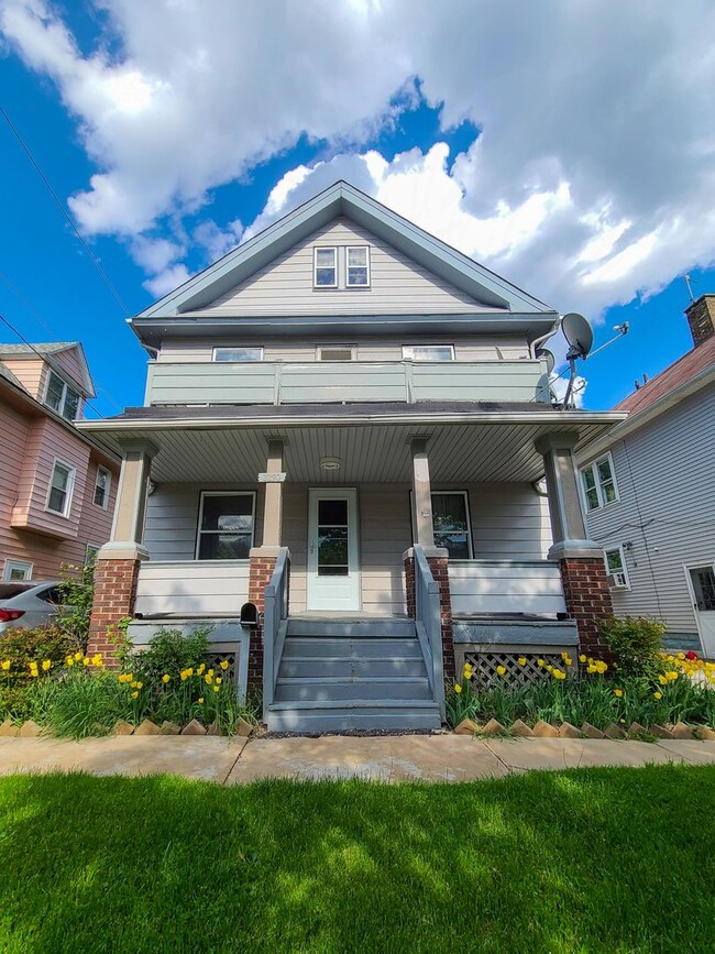 Building Photo - 2 BR West Side