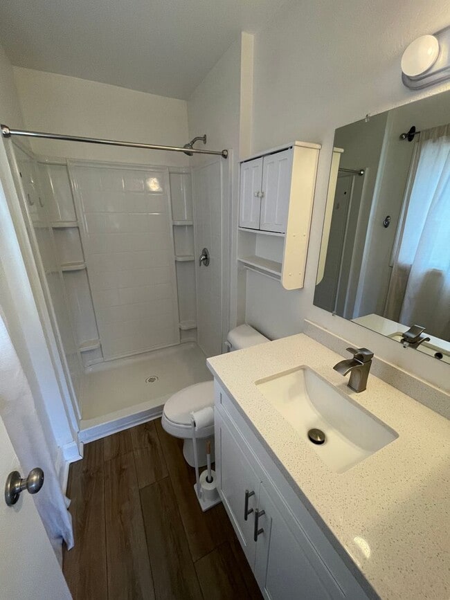 Building Photo - Upgraded 3 Bed, 2 Bath with large family room!