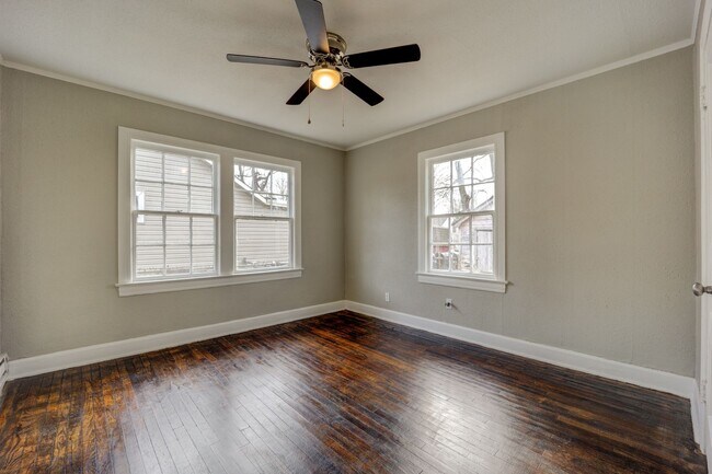 Building Photo - Freshly Updated 2 Bedroom House