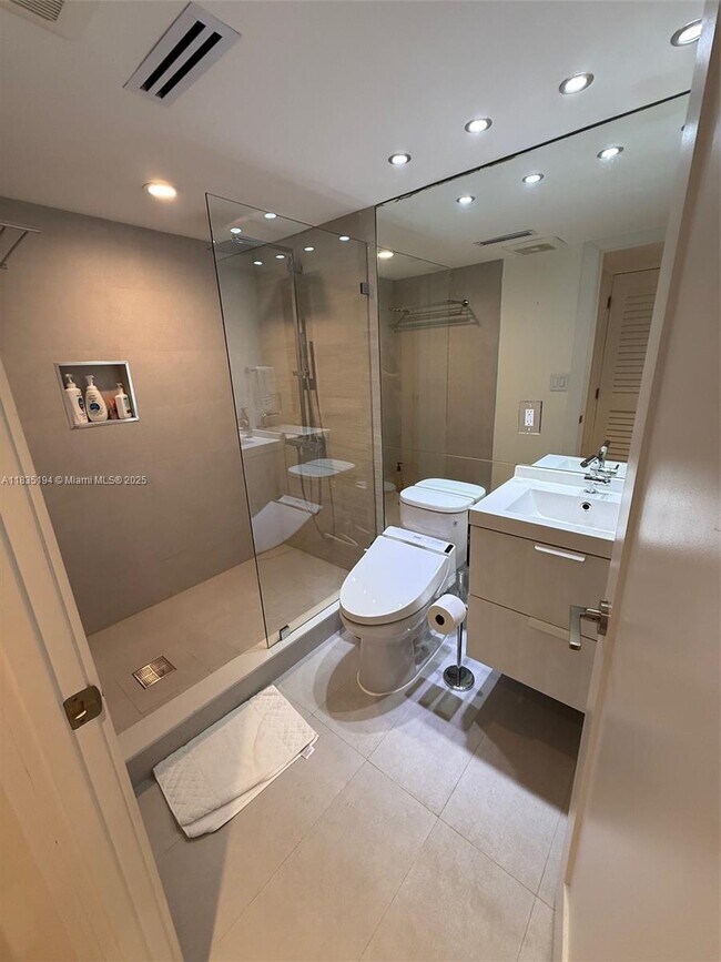 Building Photo - 1450 Brickell Bay Dr