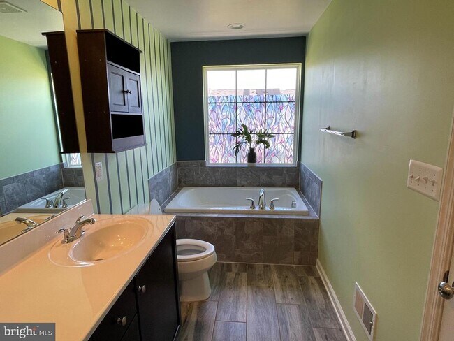 Building Photo - 419 Foxglove Way