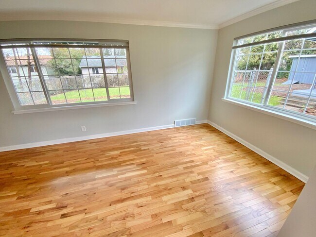 Building Photo - Beautiful Townhouse with Fenced Yard, Gara...