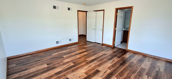 Building Photo - 3 Bedroom 4.5 Bathroom Available in Elizab...