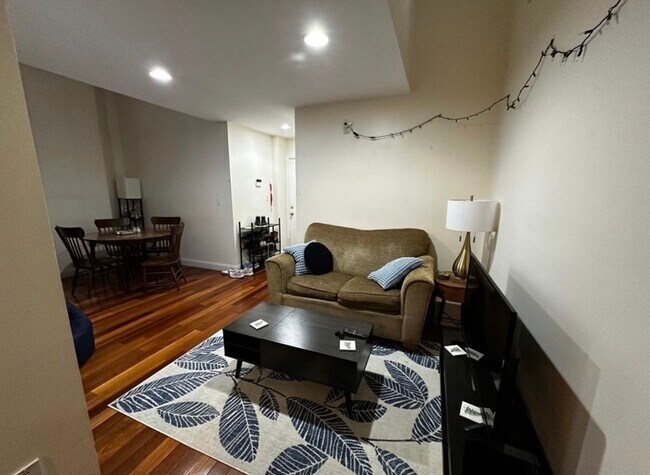 Building Photo - 841 Parker St