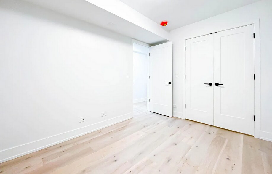 Building Photo - 1334 W Bryn Mawr Ave