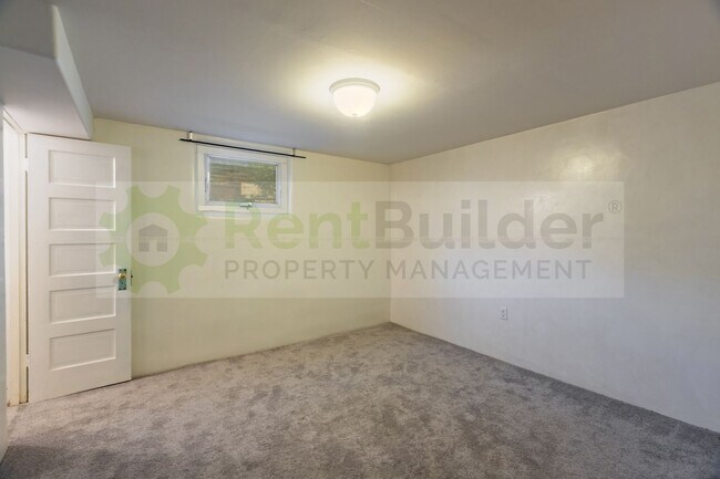 Building Photo - HIPPITY HOPPITY COME LOOK AT THIS PROPERTY!