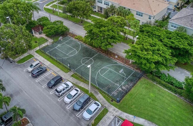 Building Photo - 500 Crestwood Ct S