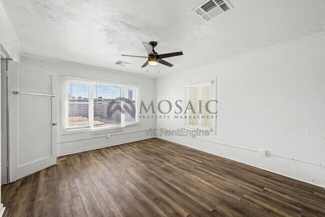 Building Photo - 2401 W Monroe St