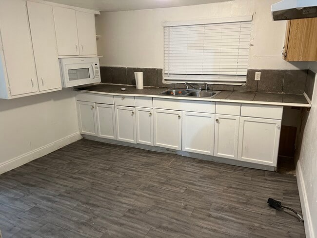 Building Photo - 470 S East Ave